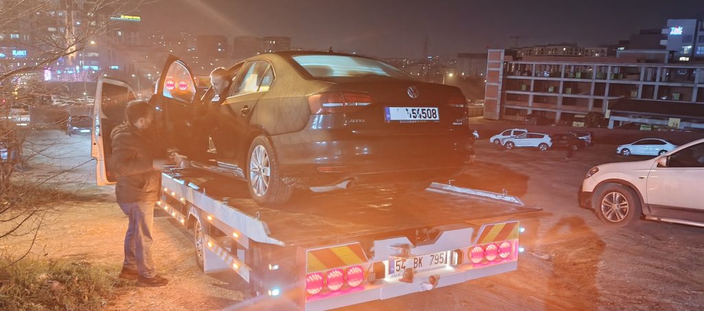 Bursa'da arıza yapan bir aracın oto çekiciyle güvenli şekilde taşınması – 7/24 yol yardım hizmeti