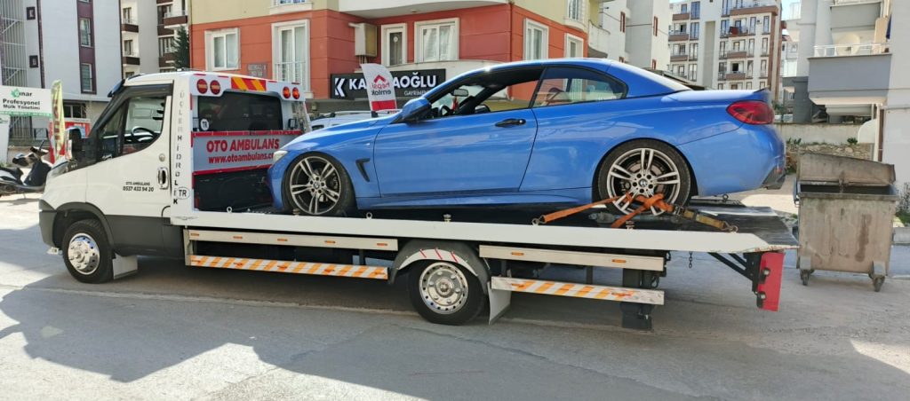 Bursa'da yolda kalan araca çekici hizmeti veren profesyonel ekip