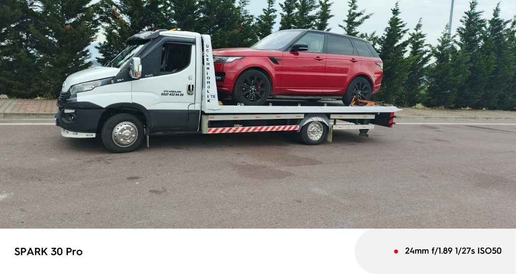 Roadside assistance team in Bursa jump-starting a stalled vehicle.
